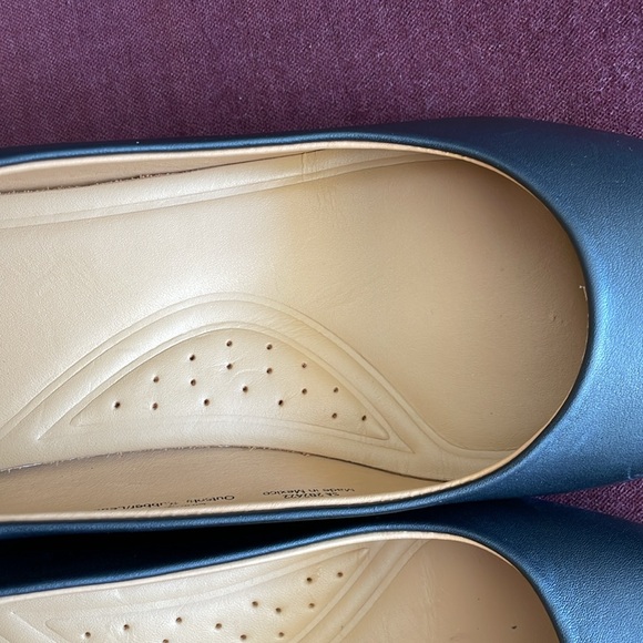 NWOB Nisolo Fiorela Black Block Heels
Size 8.5 - Picture 8 of 8